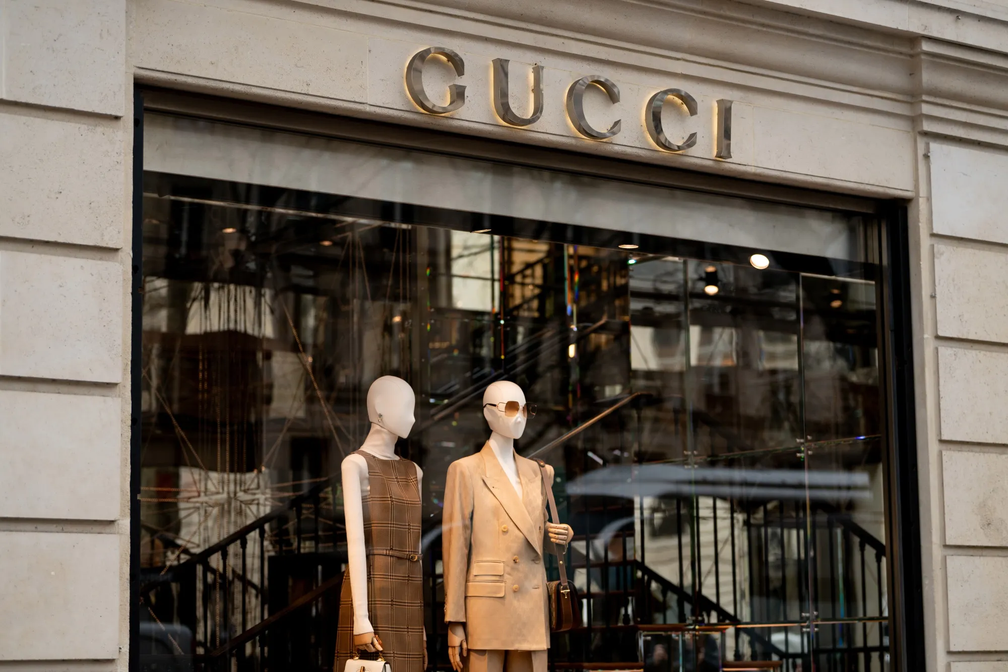 Trước bối cảnh doanh thu giảm, thương hiệu thời trang Gucci thông báo sẽ không còn tổ chức các sàn diễn riêng biệt cho lĩnh vực thời trang nam và nữ.
