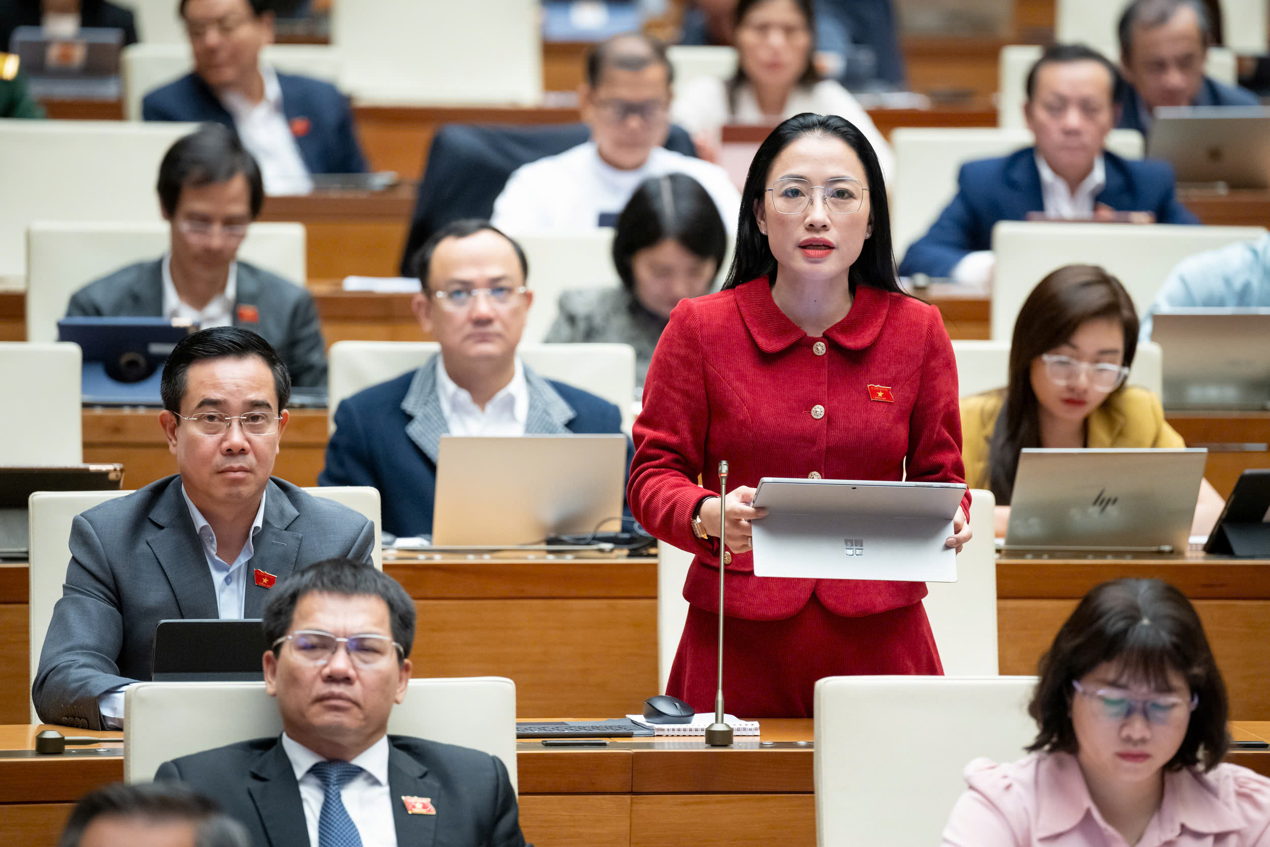 Đại biểu Trần Kh&aacute;nh Thu, đo&agrave;n tỉnh Th&aacute;i B&igrave;nh. Ảnh: Quochoi.vn.