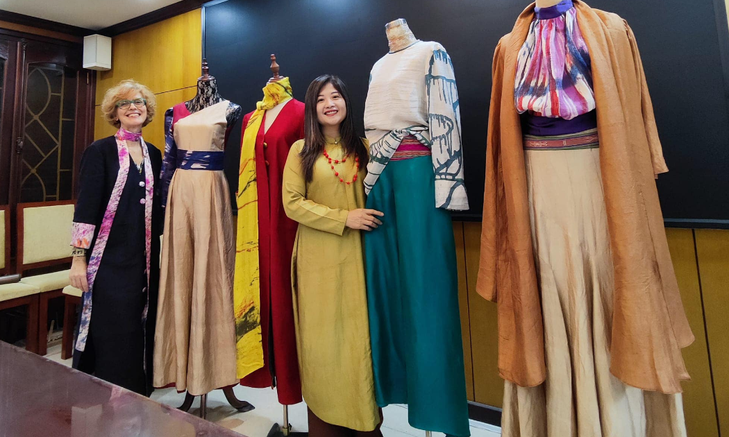 Nhà thiết kế Barbara Ebbli và đại diện Công ty Cổ phần Hanhsilk tại buổi làm việc.