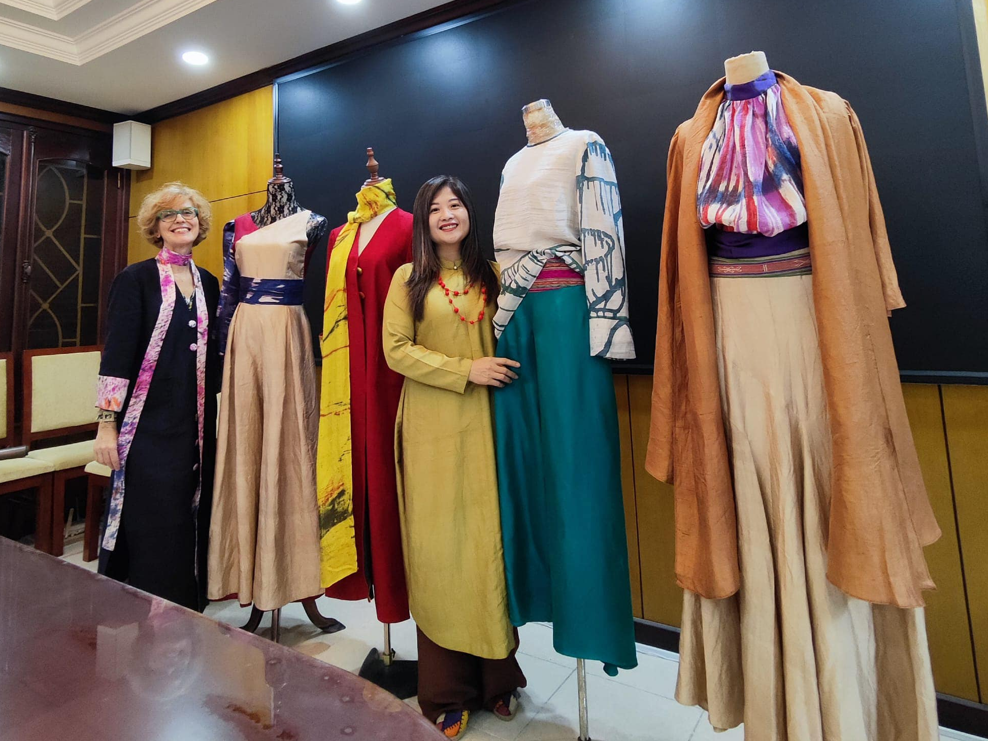 Nhà thiết kế Barbara Ebbli và đại diện Công ty Cổ phần Hanhsilk tại buổi làm việc.