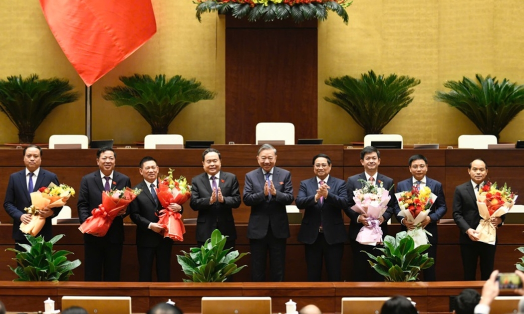 Lãnh đạo Đảng, Nhà nước tặng hoa chúc mừng các nhân sự vừa được Quốc hội bầu, phê chuẩn (Ảnh: VGP)