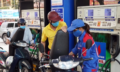 Giá xăng dầu tăng giảm trái chiều