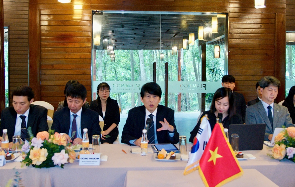 Thứ trưởng Bộ Môi trường Hàn Quốc Ahn Se Chang tại cuộc họp. Ảnh: Bộ Xây dựng