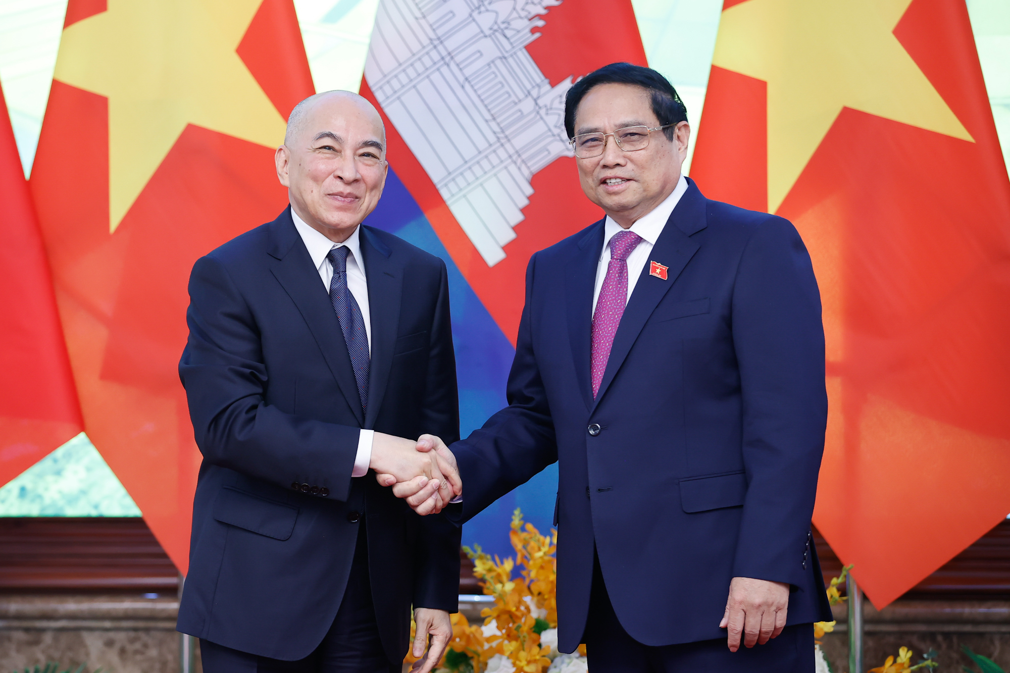 Thủ tướng Phạm Minh Chính và Quốc vương Campuchia Norodom Sihamoni - Ảnh: VGP