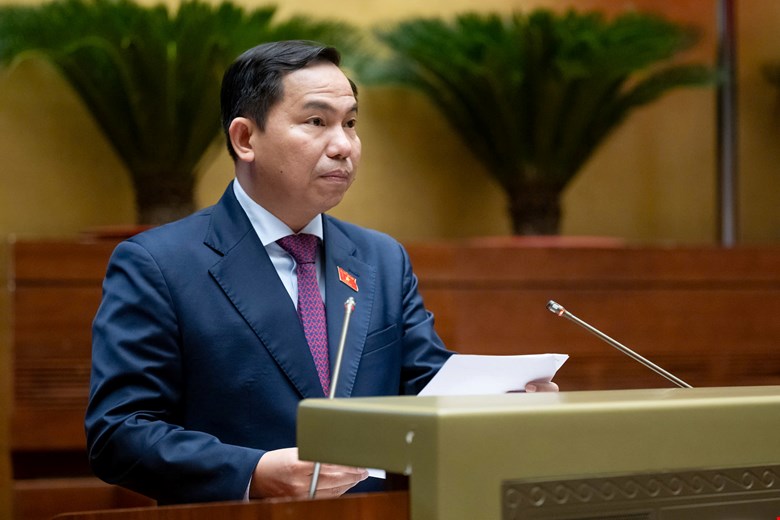 Chủ nhiệm Ủy ban Tài chính, Ngân sách Lê Quang Mạnh báo cáo thẩm tra về dự thảo Nghị quyết.