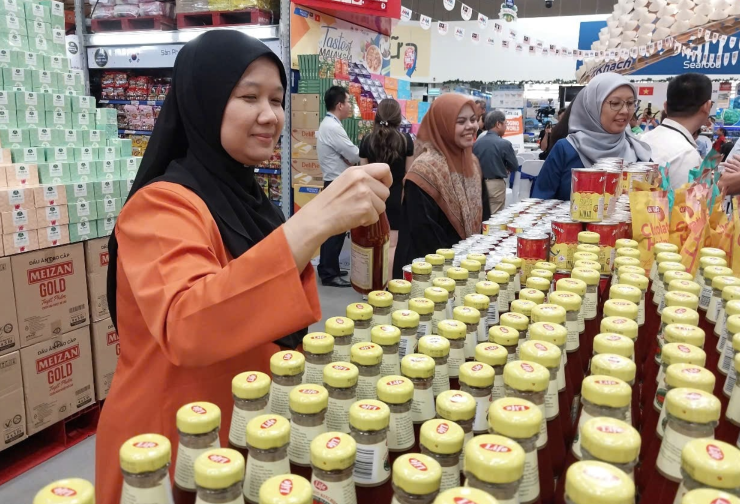 Cơ hội tốt cho khách hàng mua sắm những sản phẩm nhập khẩu trực tiếp từ Malaysia với mức giảm giá lên đến 27%. Ảnh: PA.