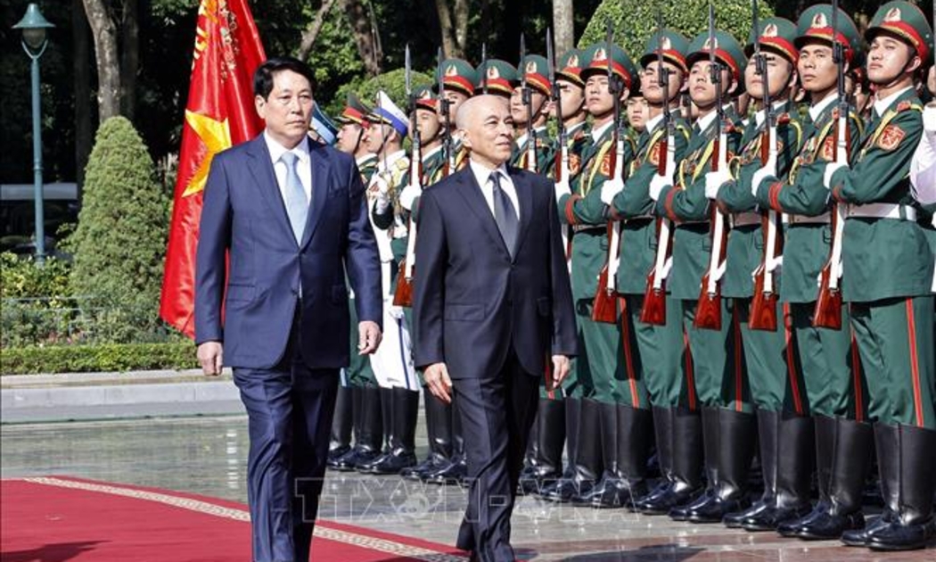 Chủ tịch nước Lương Cường và Quốc vương Campuchia Norodom Sihamoni duyệt Đội danh dự Quân đội nhân dân Việt Nam - Ảnh: TTXVN