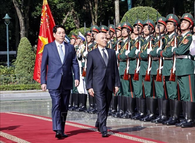 Chủ tịch nước Lương Cường và Quốc vương Campuchia Norodom Sihamoni duyệt Đội danh dự Quân đội nhân dân Việt Nam - Ảnh: TTXVN