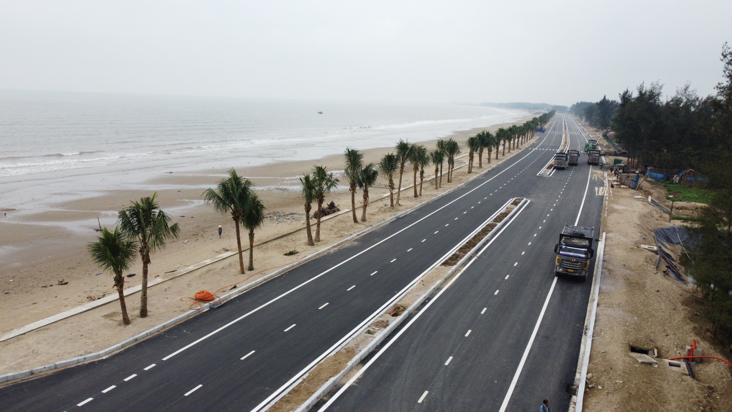  Tuyến đường giao thông dài 2,1km nối các khu du lịch ven biển Hoằng Trường, huyện Hoằng Hoá. Đây là tuyến đường quan trọng vừa giữ vai trò làm đê chắn sóng, vừa thúc đẩy phát triển du lịch biển của tỉnh Thanh Hóa