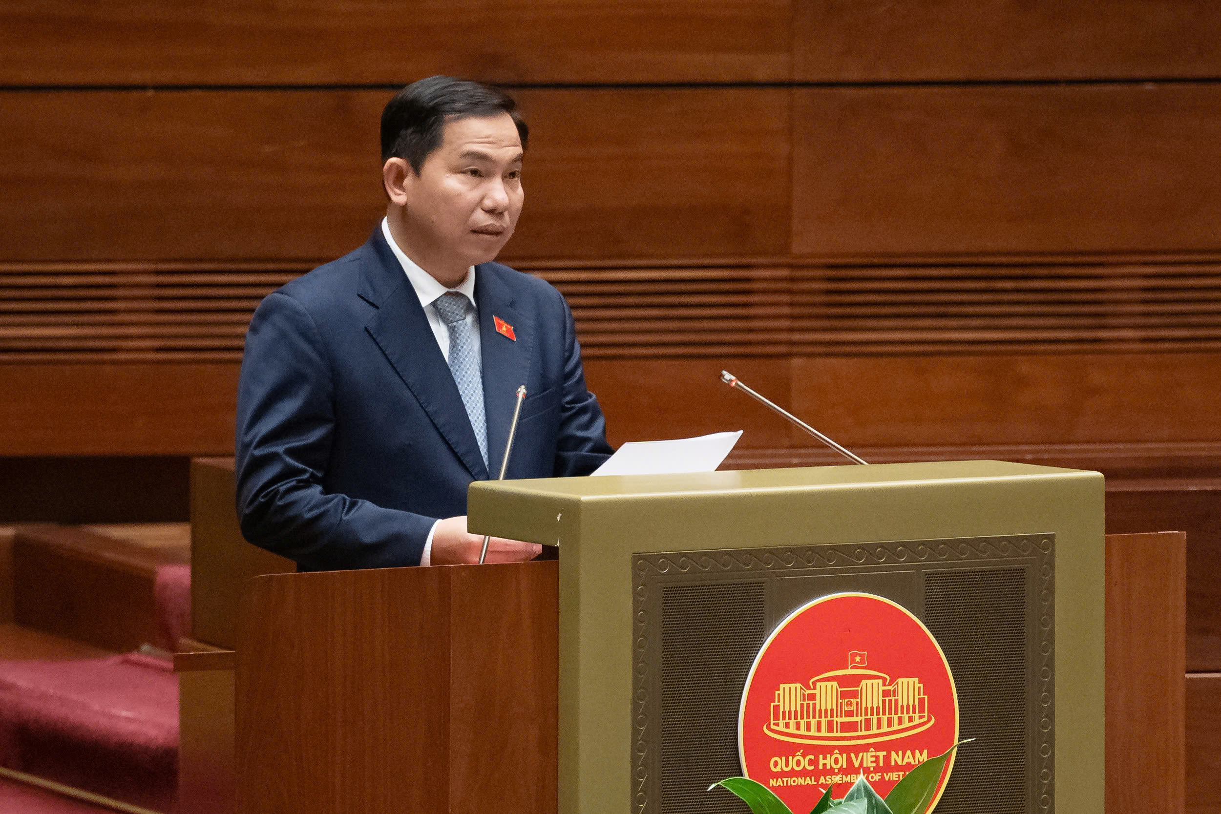 Chủ nhiệm Ủy ban Tài chính, Ngân sách Lê Quang Mạnh trình bay báo cáo giải trình, tiếp thu, chỉnh lý dự luật - Ảnh: Quochoi.vn.