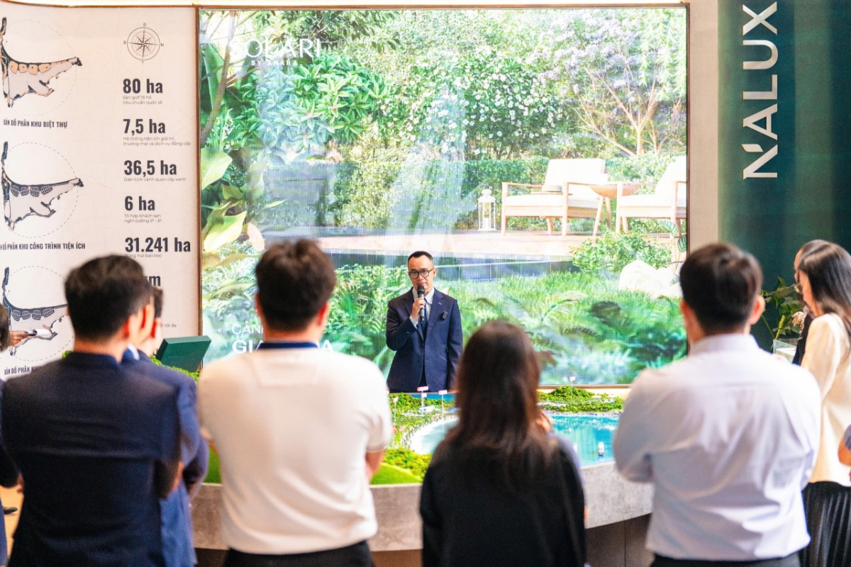 Tổng gi&aacute;m đốc của NALUX Development ph&aacute;t biểu.