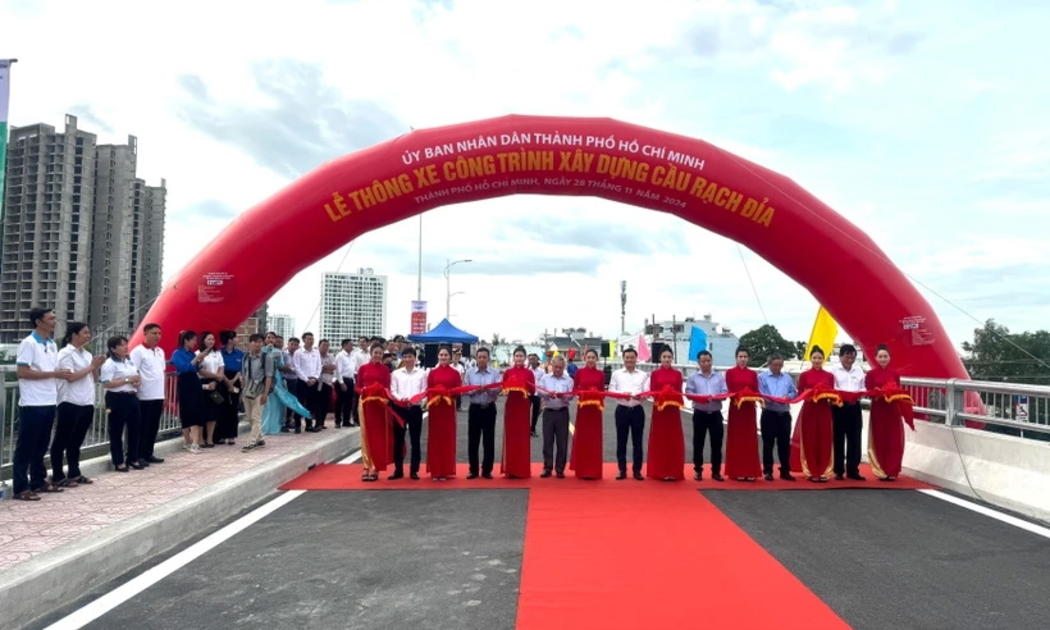 Cầu Rạch Đỉa mới thông xe giúp rút ngắn thời gian di chuyển từ huyện Nhà Bè qua quận 7 và ngược lại. Ảnh: Đình Dư