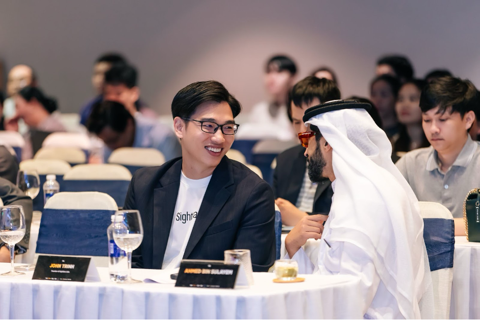 Ông Tú Trịnh_ Nhà sáng lập SightSea Labs trao đổi với Chủ tịch DMCC Ahmed Bin Sulayem trước sự kiện.  
