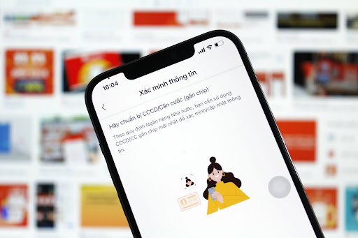 Các ứng dụng khuyến cáo người dùng định danh điện tử và cập nhật sinh trắc học để bảo vệ tài khoản. Ảnh: Minh Khánh.