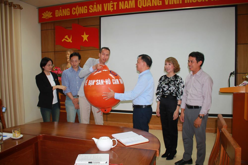 Ông Nguyễn Thế Phương,  đại diện TH trao tặng những quả phao cho Vườn quốc gia Cát Bà. Ảnh; Chu Khôi.