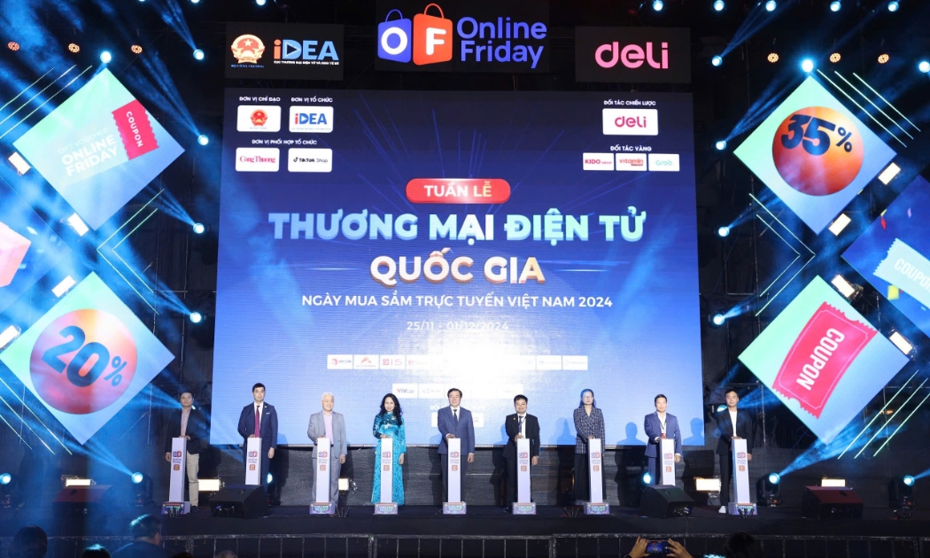 Các đại diện bấm nút khai mạc Online Friday 2024.