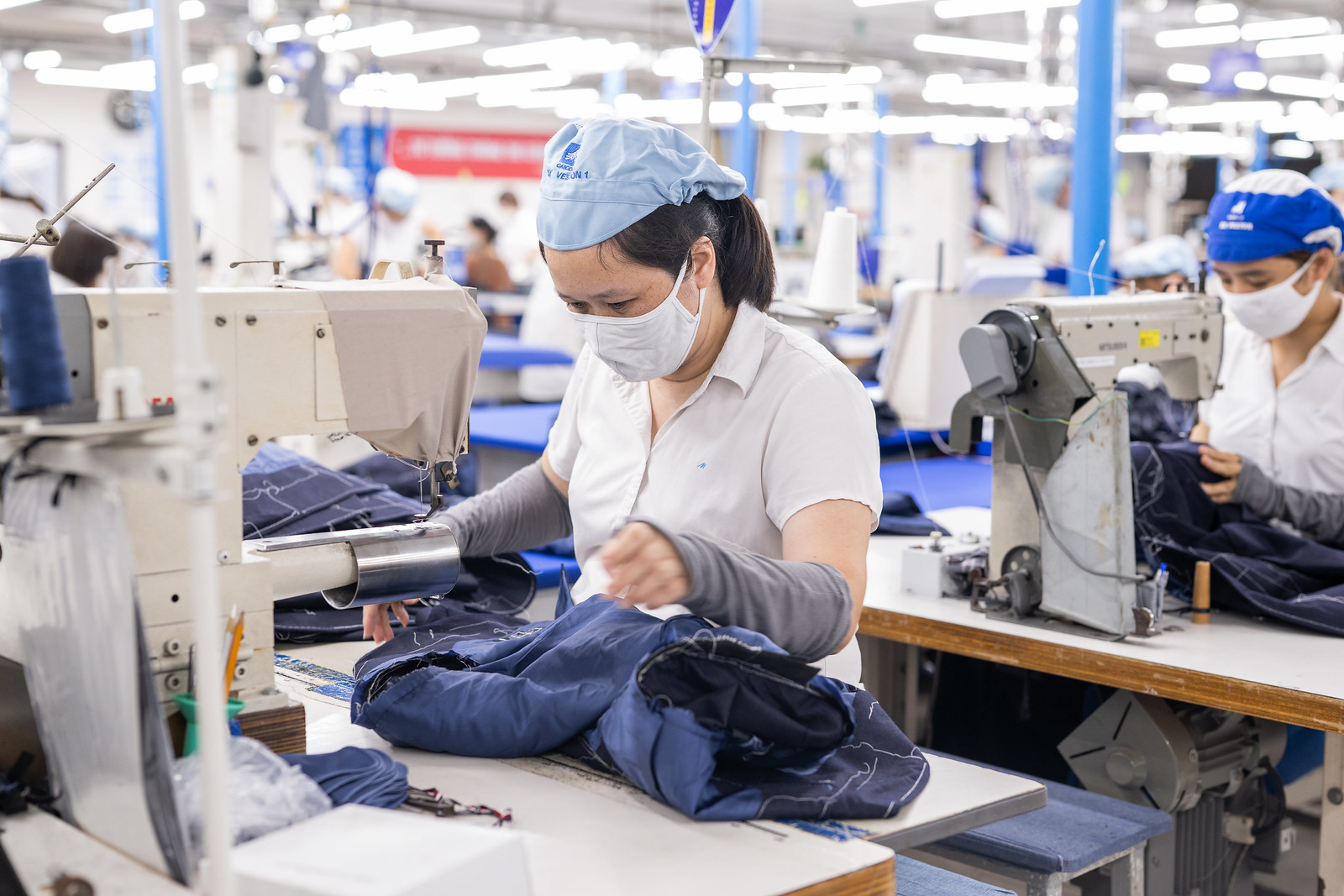 Người lao động làm việc trong nhà máy. Ảnh: ILO.
