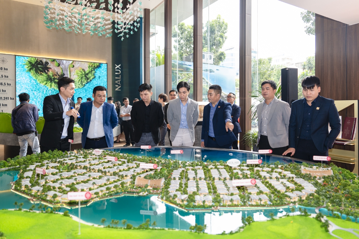 Rất nhiều đối t&aacute;c c&ugrave;ng đến ch&uacute;c mừng ng&agrave;y khai trương Văn ph&ograve;ng Kinh doanh ANARA B&igrave;nh Ti&ecirc;n.