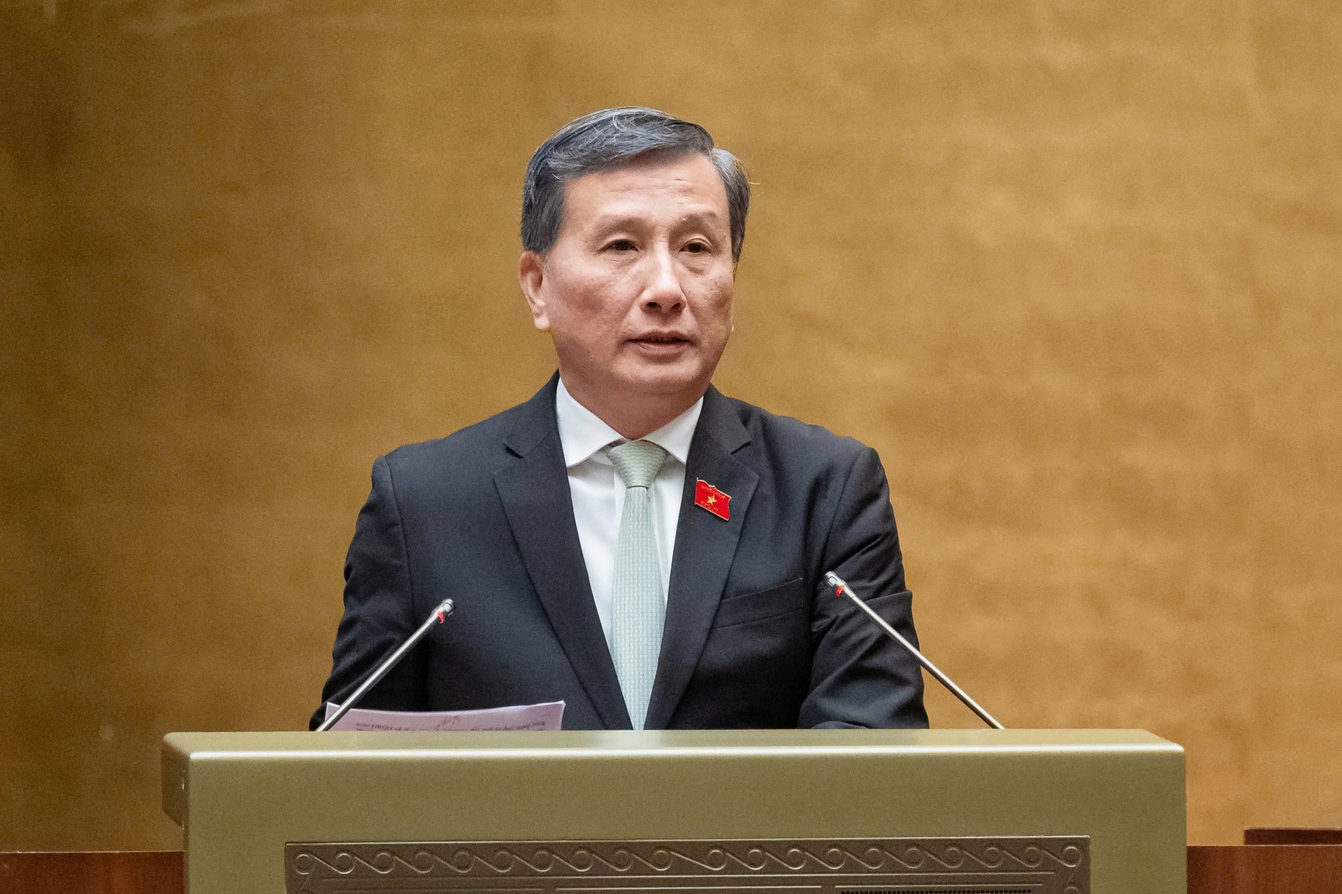 Chủ nhiệm Ủy ban Khoa học, C&ocirc;ng nghệ v&agrave; M&ocirc;i trường của Quốc hội L&ecirc; Quang Huy b&aacute;o c&aacute;o thẩm tra dự &aacute;n Luật.