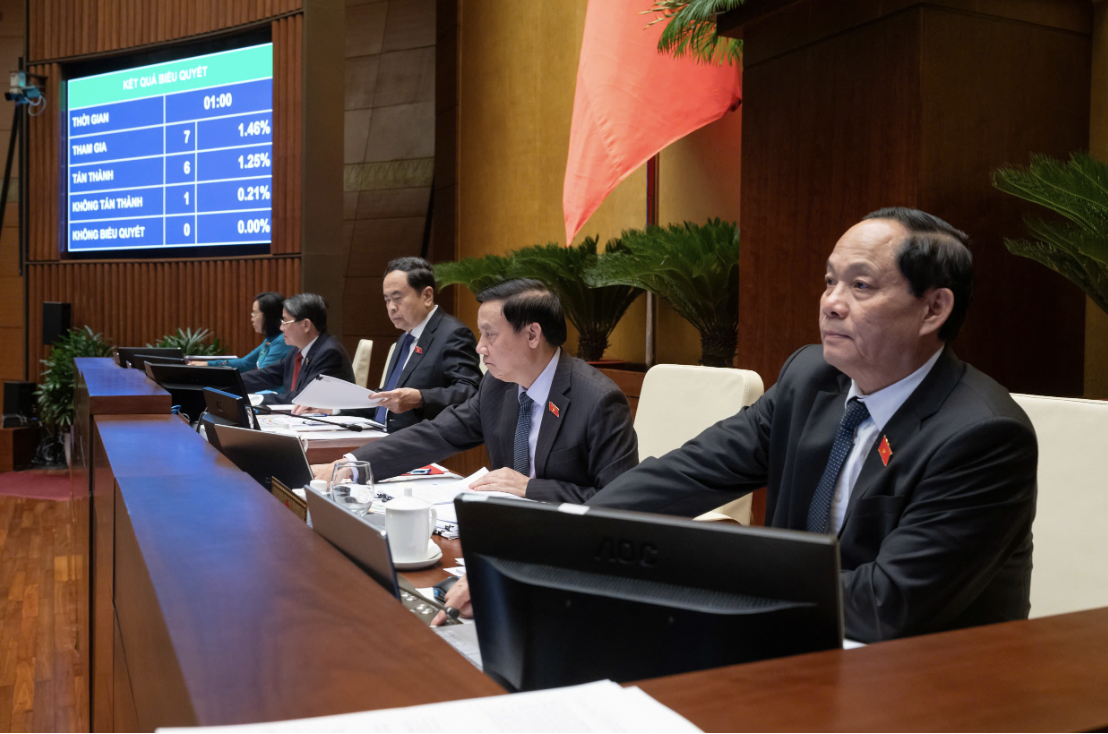 Lãnh đạo Quốc hội bấm nút thông qua Luật sửa đổi, bổ sung một số điều của 9 luật.