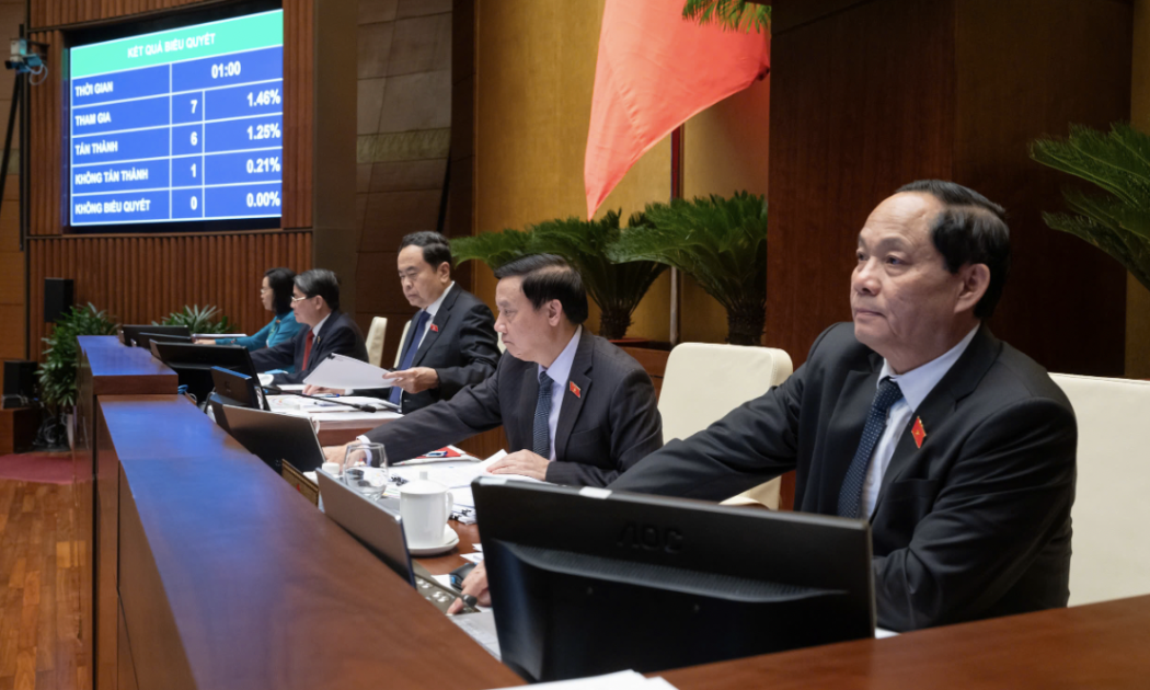 Lãnh đạo Quốc hội bấm nút thông qua Luật sửa đổi, bổ sung một số điều của 9 luật.