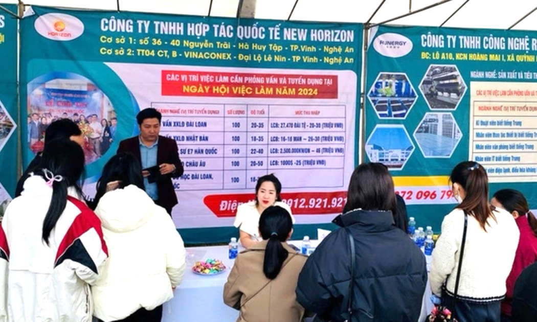 Người lao động đến tìm hiểu việc làm tại các gian hàng các nhà tuyển dụng