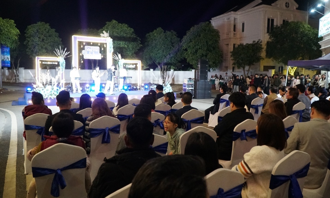 Đêm nhạc đẹp, nơi thanh âm ca từ hòa quyện cùng cảnh sắc thiên nhiên giữa phố núi Tây Bắc.