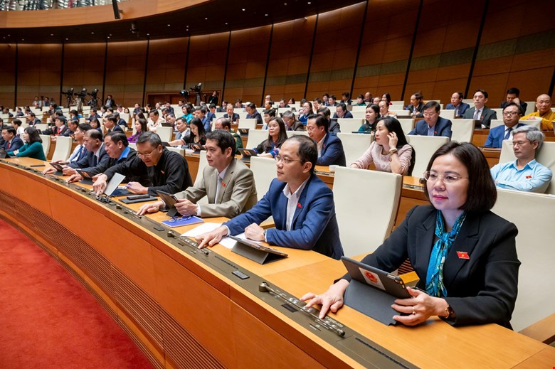 Đại biểu Quốc hội bấm nút biểu quyết thông qua Nghị quyết về chủ trương đầu tư dự án đường sắt tốc độ cao Bắc- Nam.