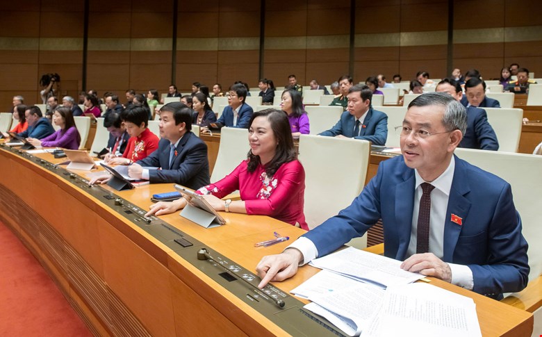Các đại biểu Quốc hội bấm nút biểu quyết thông qua Nghị quyết.