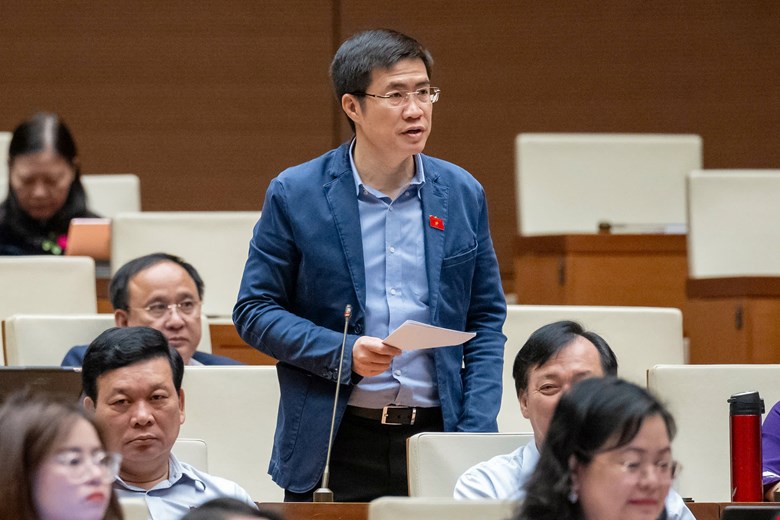 Đại biểu Hoàng Minh Hiếu, đoàn Nghệ An phát biểu ý kiến.