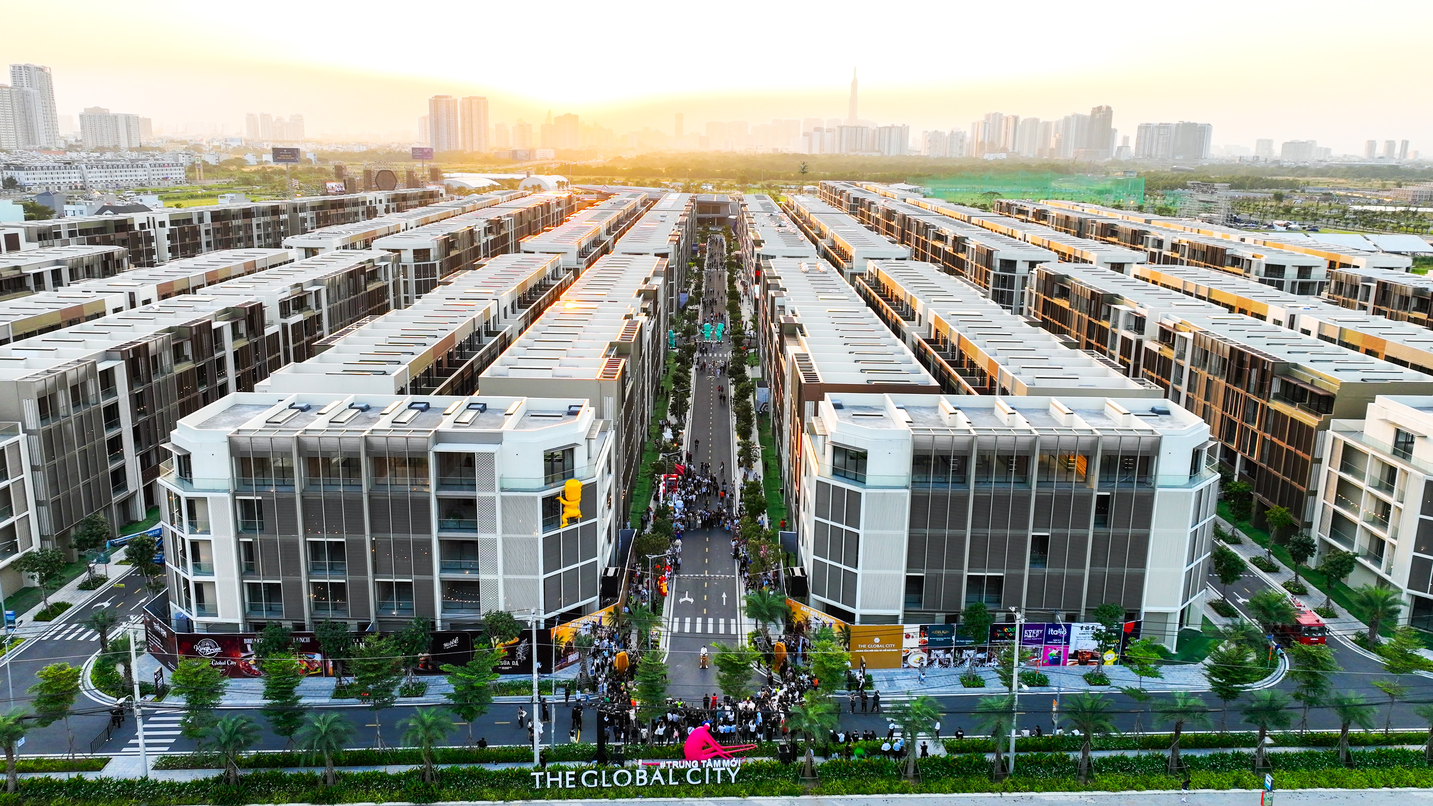 Hàng trăm thương hiệu từ giải trí, ăn uống, mua sắm… đã hoạt động nhộn nhịp trên các tuyến phố SOHO, The Global City.