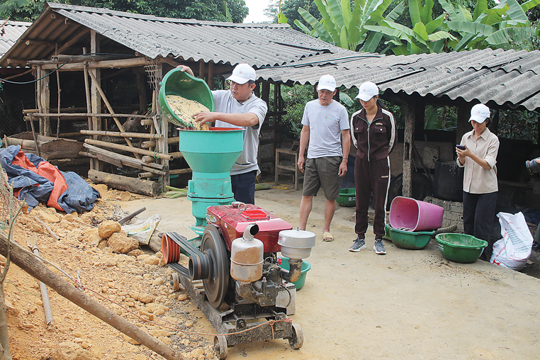Ông Lò Văn Oai sử dụng máy pha trộn và ép thức ăn cho gia cầm
