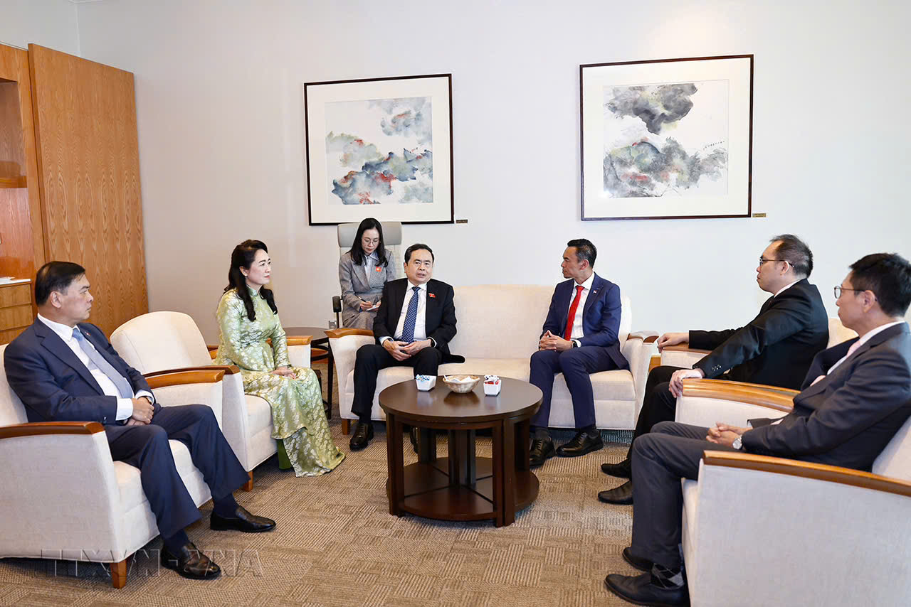 Tiến sĩ Wan Rizal, Nghị sỹ, th&agrave;nh vi&ecirc;n Nh&oacute;m Nghị sỹ Hữu nghị Singapore - Đ&ocirc;ng Nam &Aacute;, Đại sứ Mai Phước Dũng v&agrave; c&aacute;n bộ Đại sứ qu&aacute;n Việt Nam tại Singapore đ&oacute;n Chủ tịch Quốc hội Trần Thanh Mẫn v&agrave; phu nh&acirc;n tại s&acirc;n bay Changi - Ảnh: TTXVN