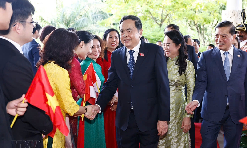 Đại diện cộng đồng người Việt Nam tại Singapore chào mừng Chủ tịch Quốc hội Trần Thanh Mẫn và Phu nhân - Ảnh: TTXVN