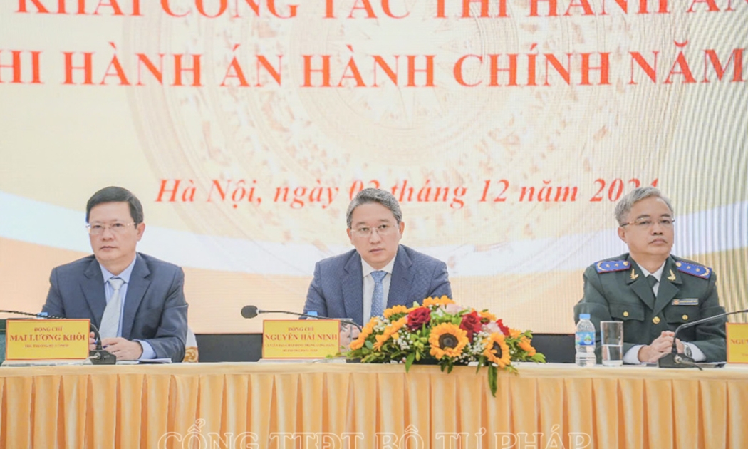 Bộ trưởng Nguyễn Hải Ninh (ảnh giữa), Thứ trưởng Mai Lương Khôi (ảnh trái) và Tổng cục trưởng Tổng cục Thi hành án dân sự Nguyễn Quang Thái (ảnh phải) chủ trì Hội nghị. Ảnh: MOET.