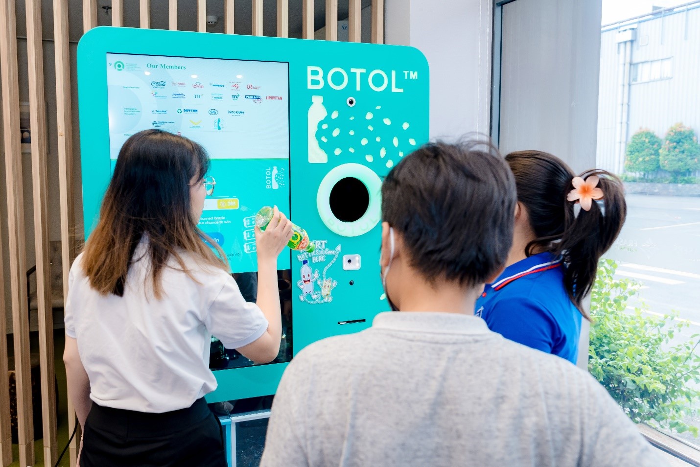 Khách trải nghiêm máy thu gom chai nhựa của Botol trong khuôn khổ sự kiện.
