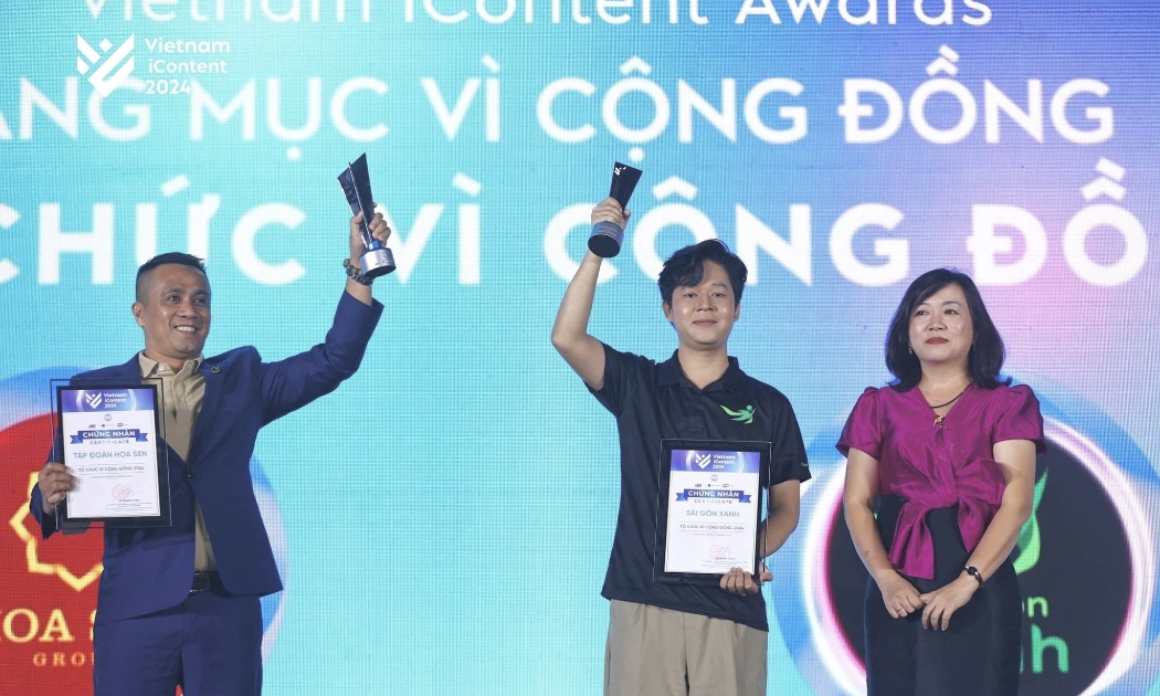 Tập đoàn Hoa Sen (bên trái) được vinh danh là 