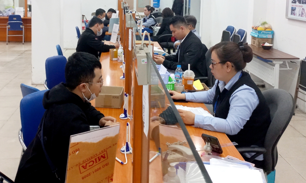 Người lao động làm thủ tục hưởng trợ cấp thất nghiệp tại Hà Nội. Ảnh: Nhật Dương. 