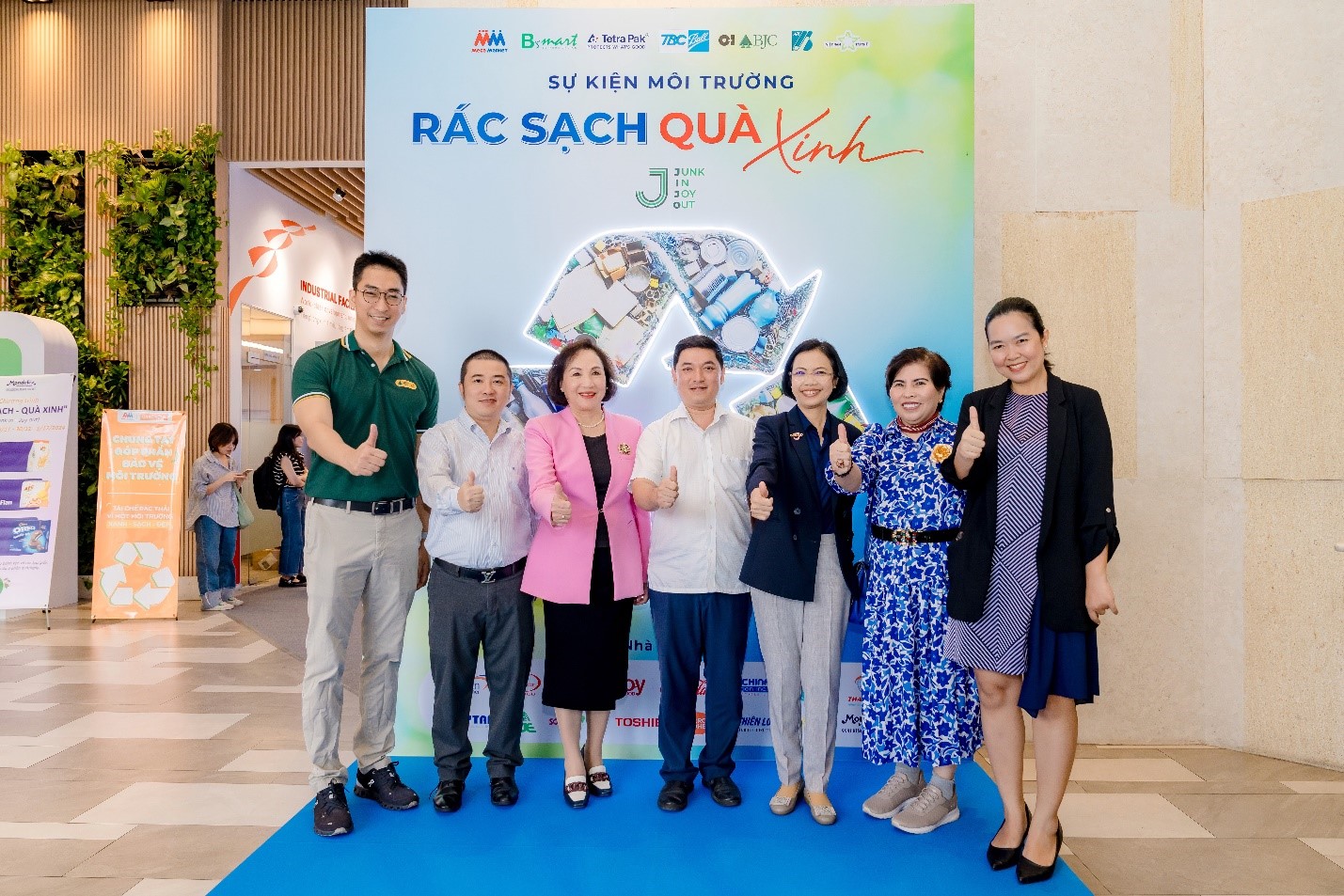 Đại diện MMVN cùng Ông Nguyễn Thái Tuấn Anh - Phó Chủ tịch Ủy Ban Nhân Dân Phường An Phú và Bà Supakan Yodchun - Giám đốc Văn phòng đại diện Cơ quan Du lịch Thái Lan tại Việt Nam và các đối tác kêu gọi mọi người chung tay hành động.