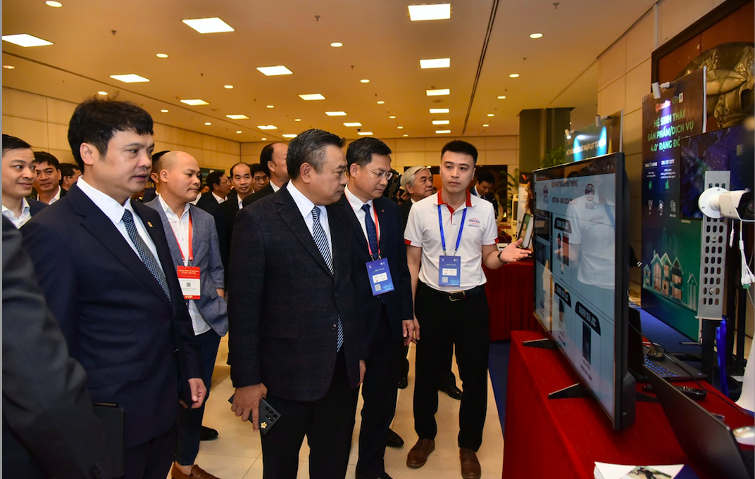 Các đại biểu tham quan không gian triển lãm giới thiệu các sản phẩm, dịch vụ công nghệ phục vụ xây dựng thành phố thông minh tại Hội nghị Thành phố thông minh Việt Nam - Châu Á 2024.