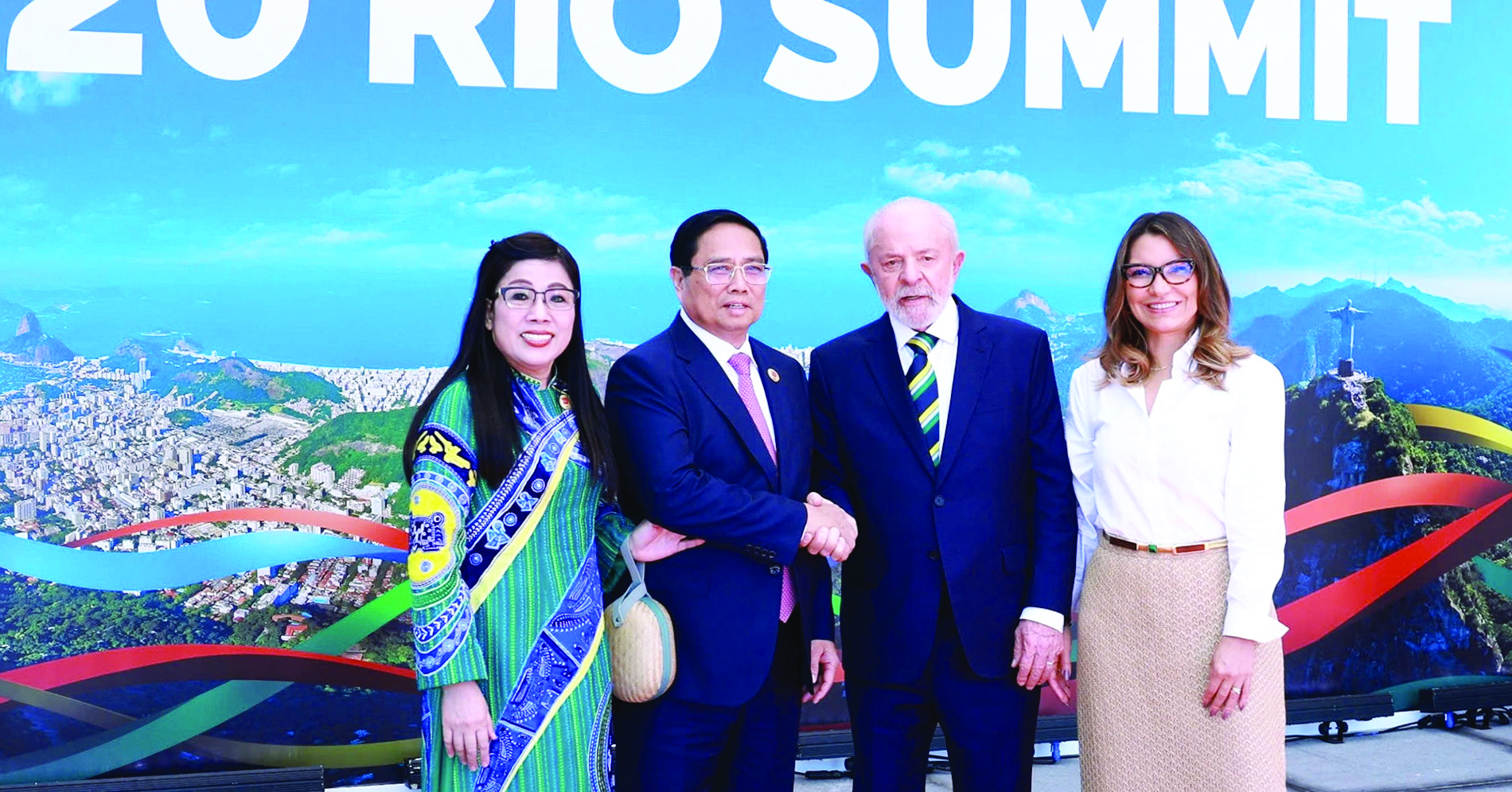 Prime Minister Pham Minh Chinh (2nd from the left) and President Luiz Inácio Lula da Silva of Brazil at the recent G20 Summit.