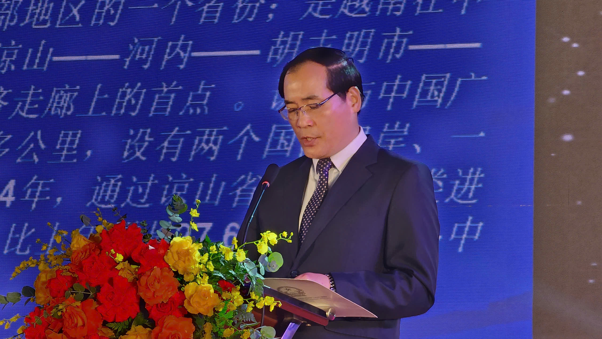 Ông Dương Xuân Huyên, Phó Chủ tịch thường trực UBND tỉnh Lạng Sơn phát biểu tại lễ khai mạc Hội chợ thương mại, du lịch quốc tế Việt - Trung (Lạng Sơn 2024). Ảnh: Việt An.