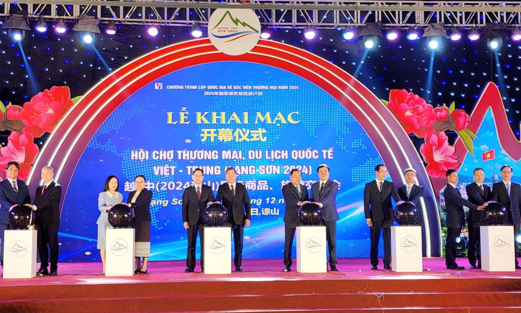 Các đại biểu thực hiện nghi thức khai mạc  Hội chợ thương mại, du lịch quốc tế Việt - Trung (Lạng Sơn 2024). Ảnh: Việt An.