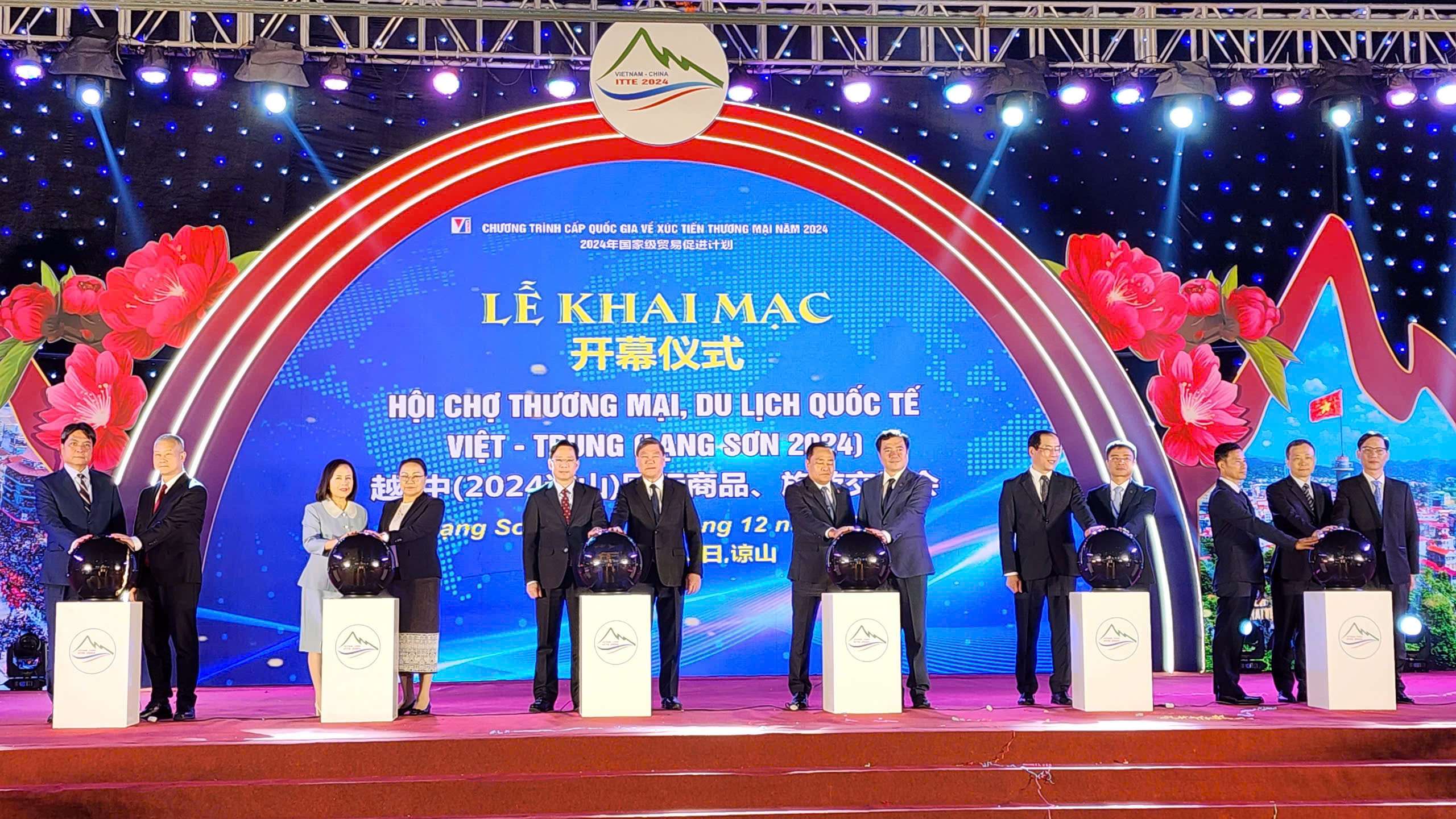 Các đại biểu thực hiện nghi thức khai mạc  Hội chợ thương mại, du lịch quốc tế Việt - Trung (Lạng Sơn 2024). Ảnh: Việt An.