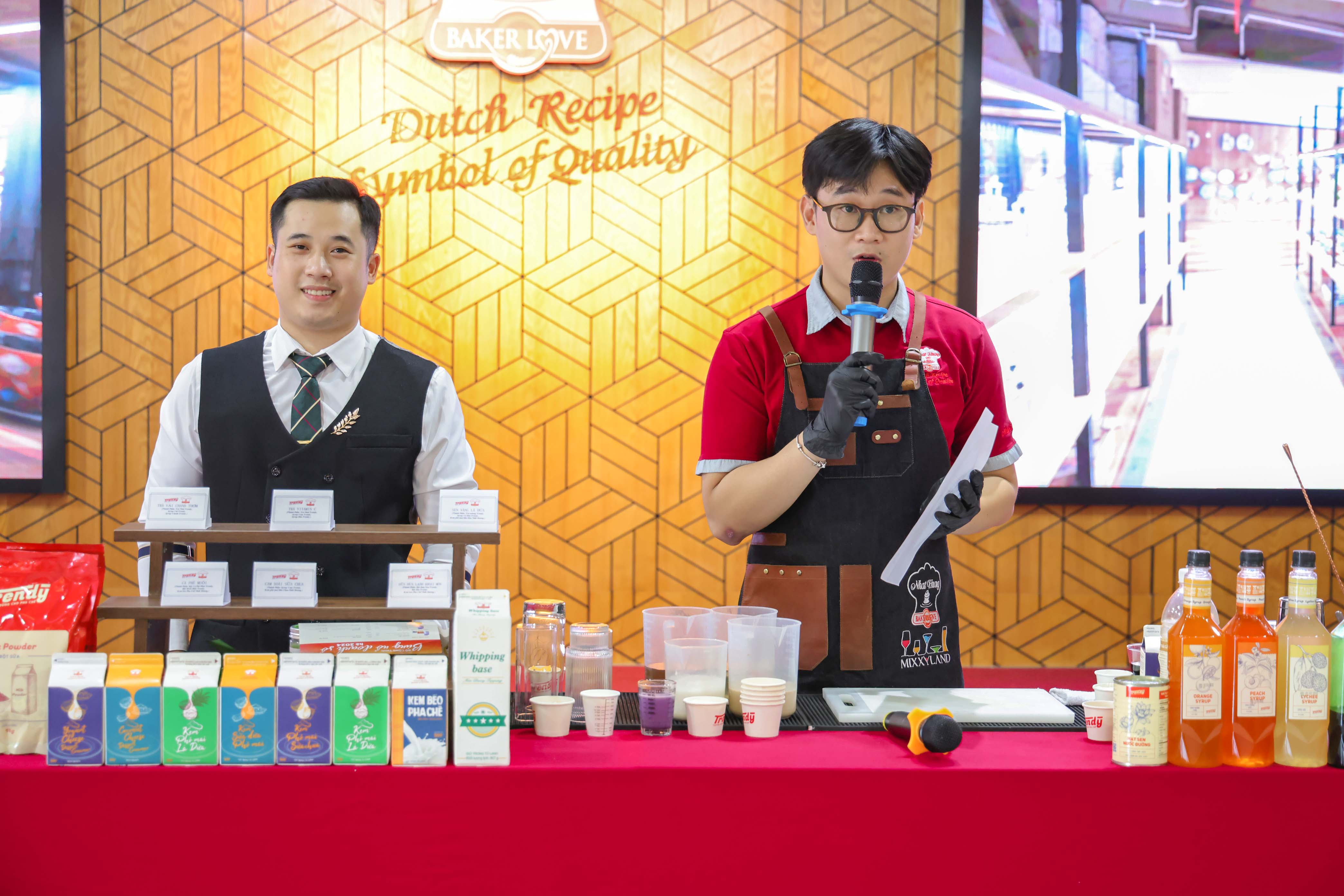 Anh Nguyễn Trung Toàn, bartender tại workshop do Nhất Hương tổ chức để các barista và chủ quán chia sẻ công thức pha chế sáng tạo. Ảnh: Nhất Hương