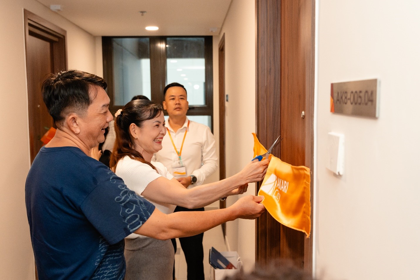 Khách hàng hào hứng ngày nhận bàn giao căn hộ Akari City giai đoạn 2.