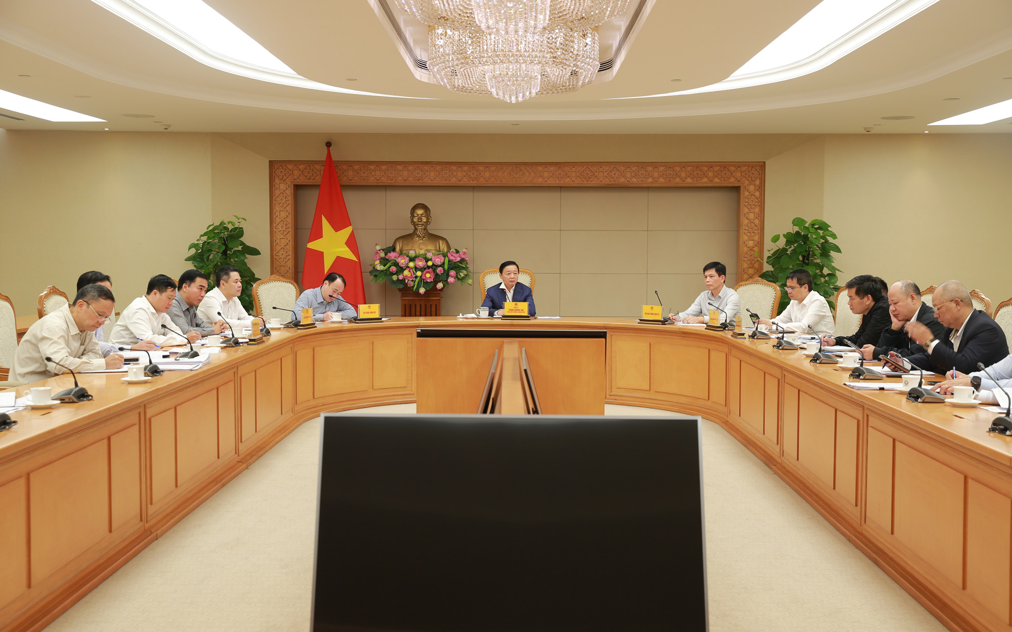 Các đại biểu phân tích những khó khăn, vướng mắc để triển khai dự án thành phần 4 theo kịp tiến độ các dự án thành phần khác của Cảng hàng không quốc tế Long Thành. Ảnh: VGP