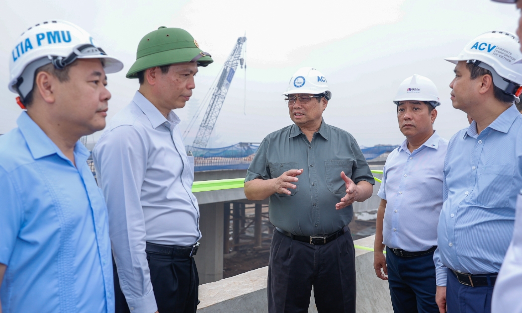Thủ tướng Phạm Minh Chính thị sát khu vực sân bay long Thành và các công trình phụ cận. Ảnh: VGP.
