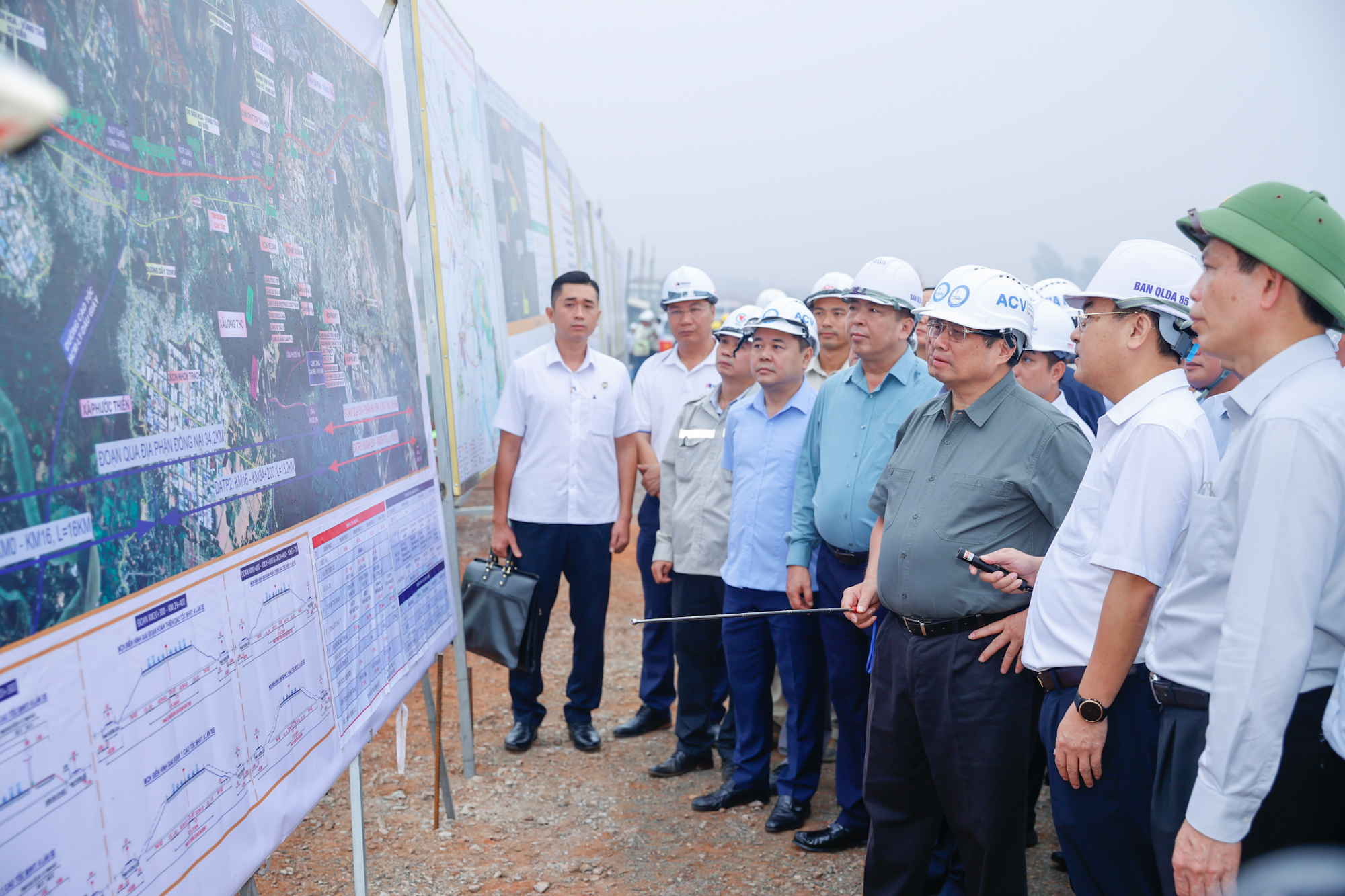 Thủ tướng nghe báo cáo về tiến độ thi công cao tốc Biên Hòa - Đồng Nai. Ảnh: VGP