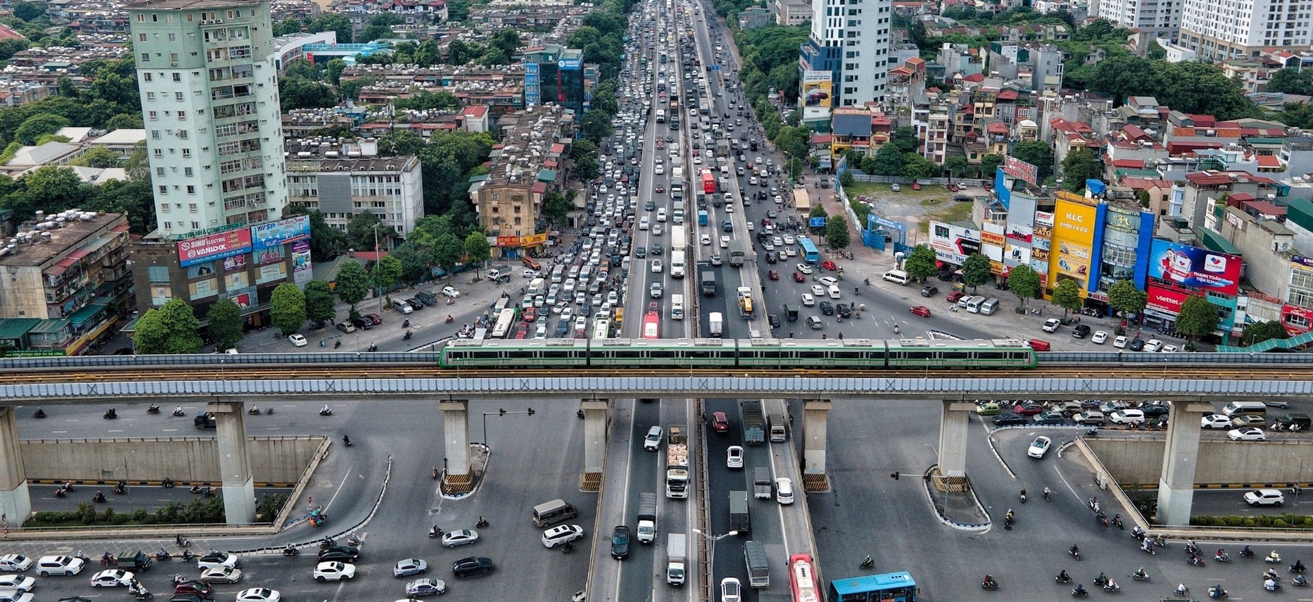 Với quy mô diện tích rộng lớn và dân số ngày càng tăng, việc ứng dụng các công nghệ hiện đại và xây dựng một hệ thống giao thông thông minh ở Hà Nội đã trở nên cấp thiết.